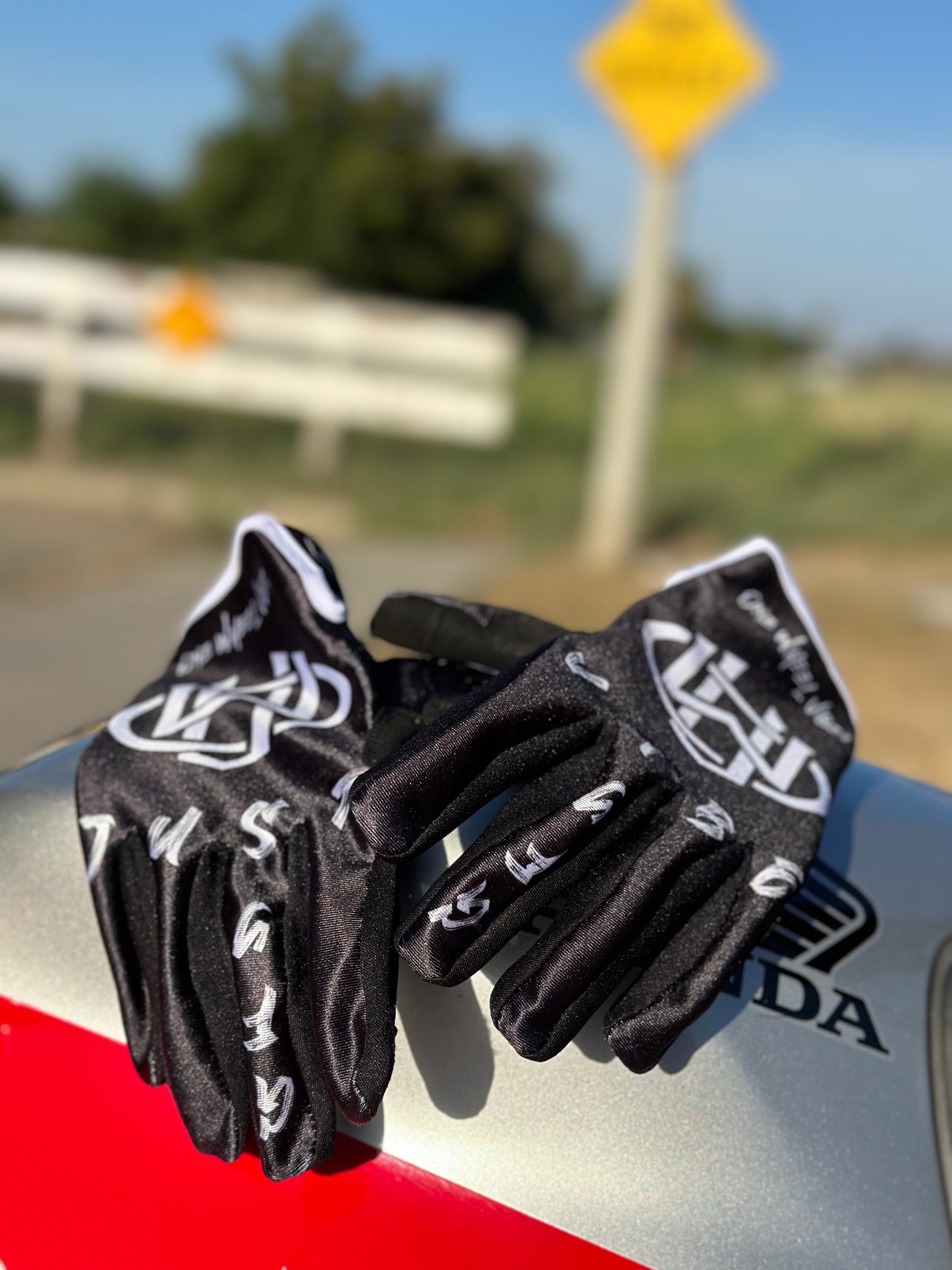 JUST VIBE GLOVES